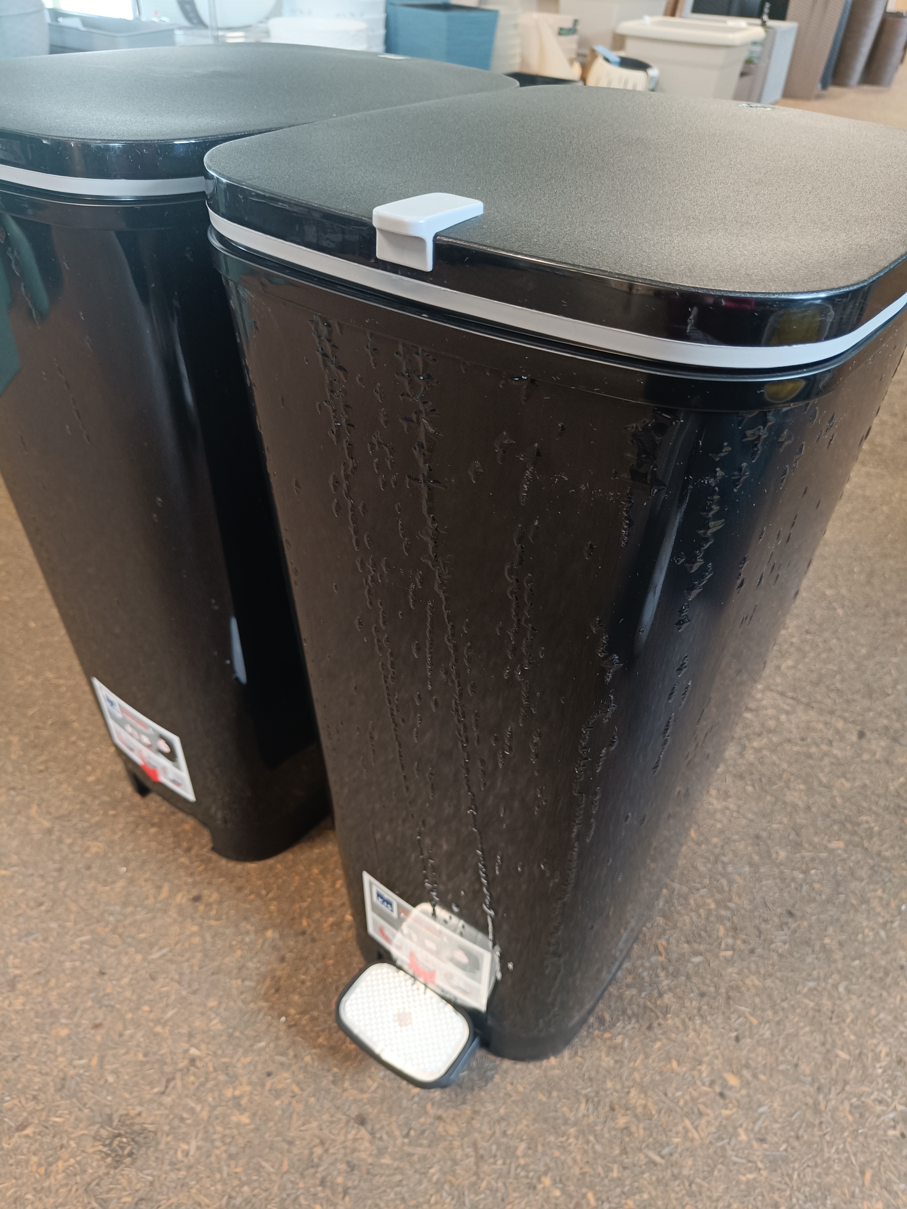 Plastový odpadkový koš CHIC do kuchyně Black L - II. JAKOST - povrch s bublinami